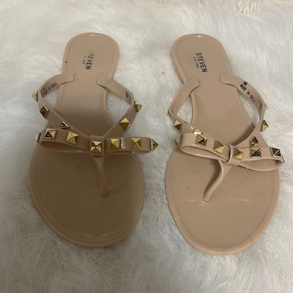 Cute Steve Madden jelly bow stud sandals size 6